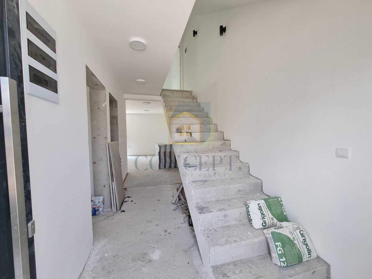 Poreč, uža okolica, Dvojna kuća s okućnicom na odlični lokaciji, 3 km od morja