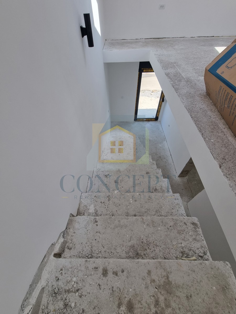 Poreč, uža okolica, Dvojna kuća s okućnicom na odlični lokaciji, 3 km od morja