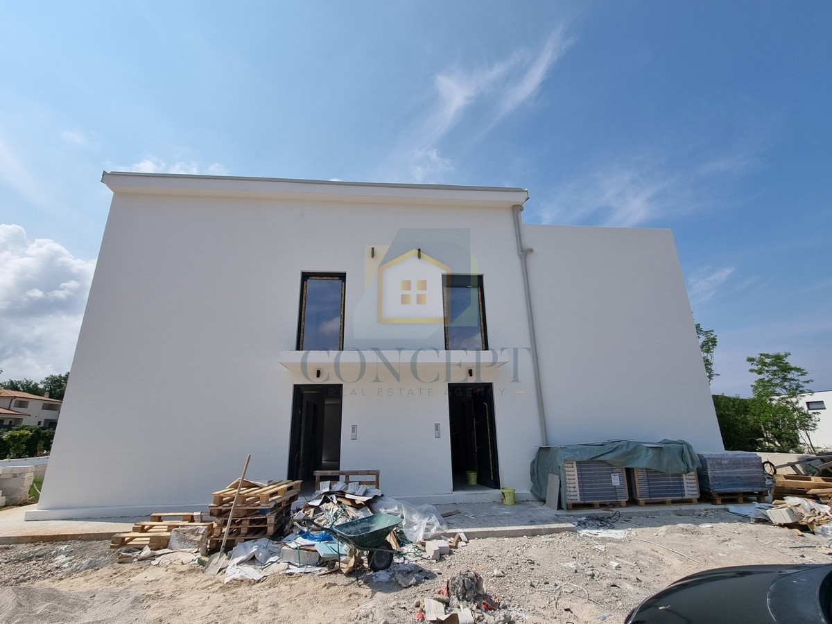 Poreč, uža okolica, Dvojna kuća s okućnicom na odlični lokaciji, 3 km od morja