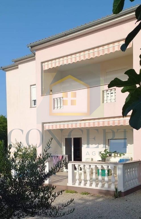 Poreč, okolica, Apartmajska hiša na odlični lokaciji, 800 m od morja