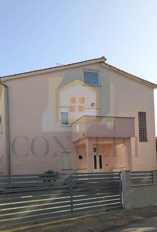 Poreč, okolica, Apartmajska hiša na odlični lokaciji, 800 m od morja