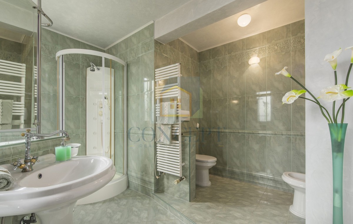 Poreč, uža okolica, Klasična luksuzna vila na odlični lokaciji, 1 km od morja