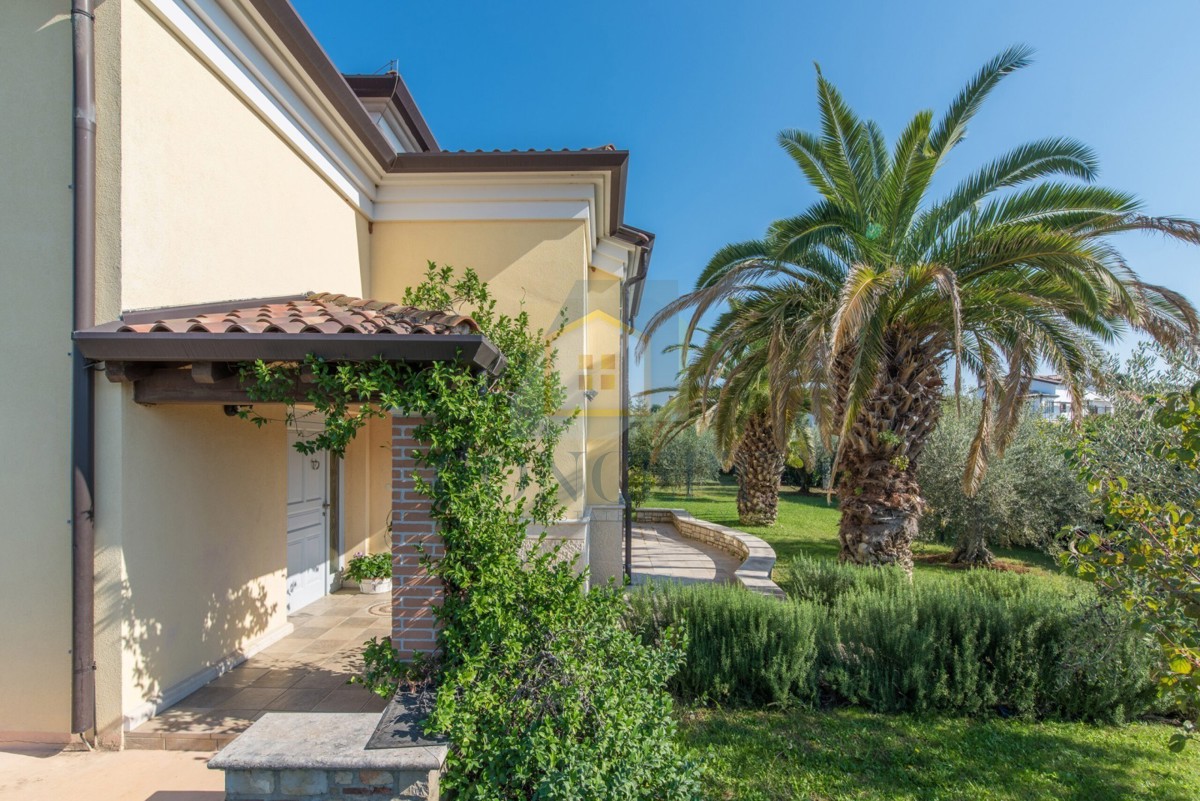 Poreč, uža okolica, Klasična luksuzna vila na odlični lokaciji, 1 km od morja