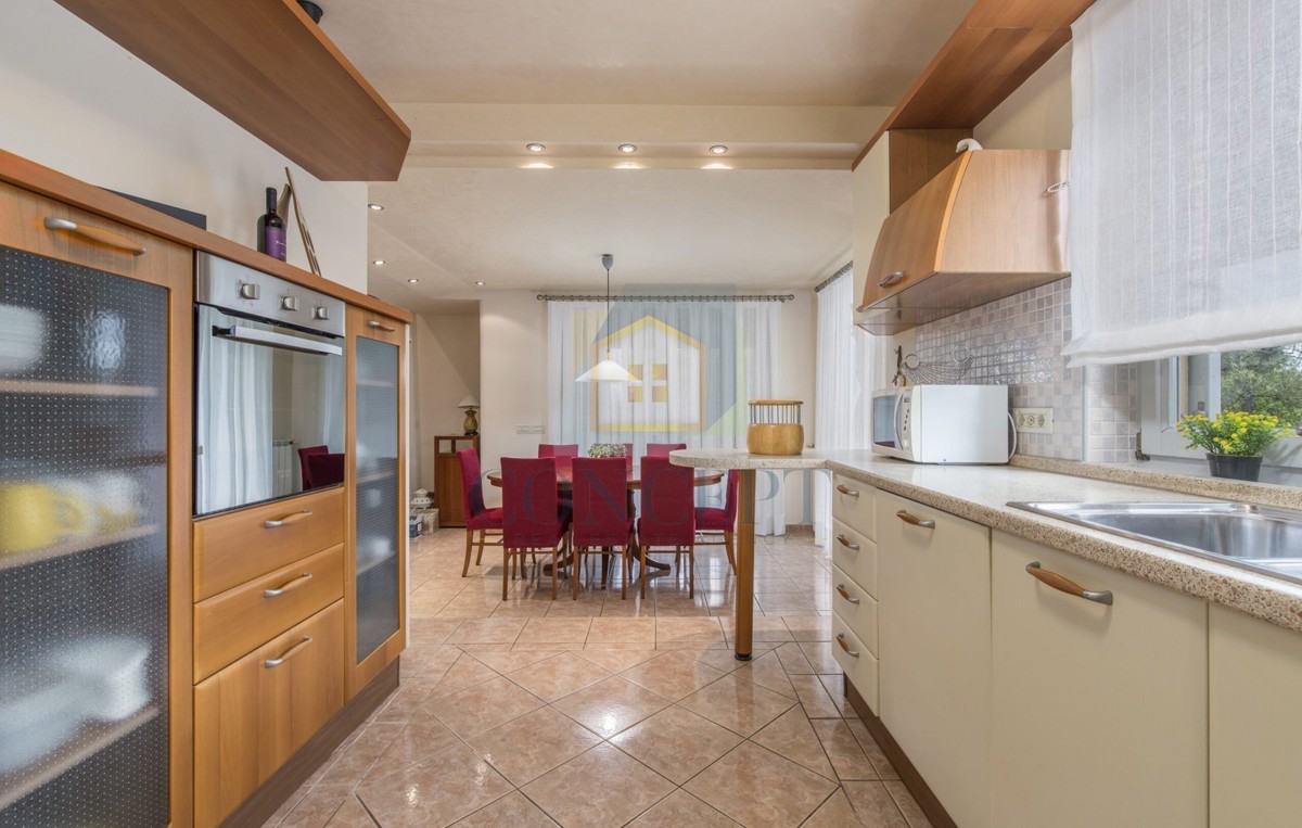 Poreč, uža okolica, Klasična luksuzna vila na odlični lokaciji, 1 km od morja