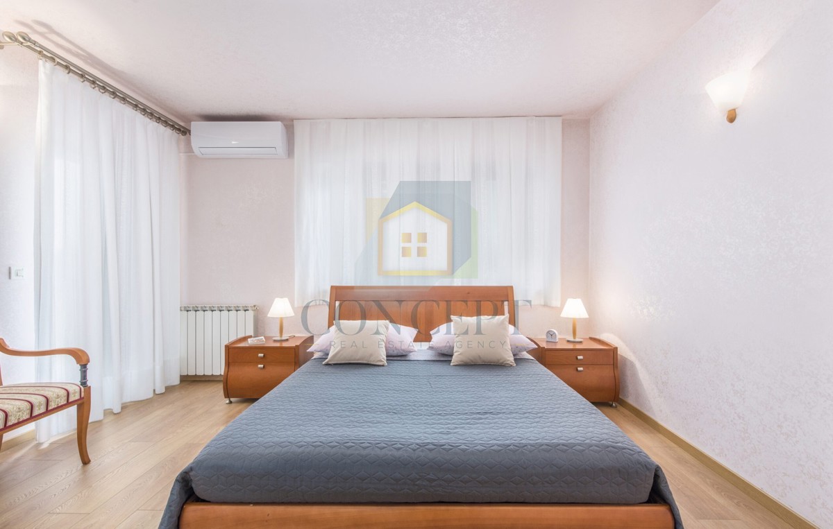 Poreč, uža okolica, Klasična luksuzna vila na odlični lokaciji, 1 km od morja