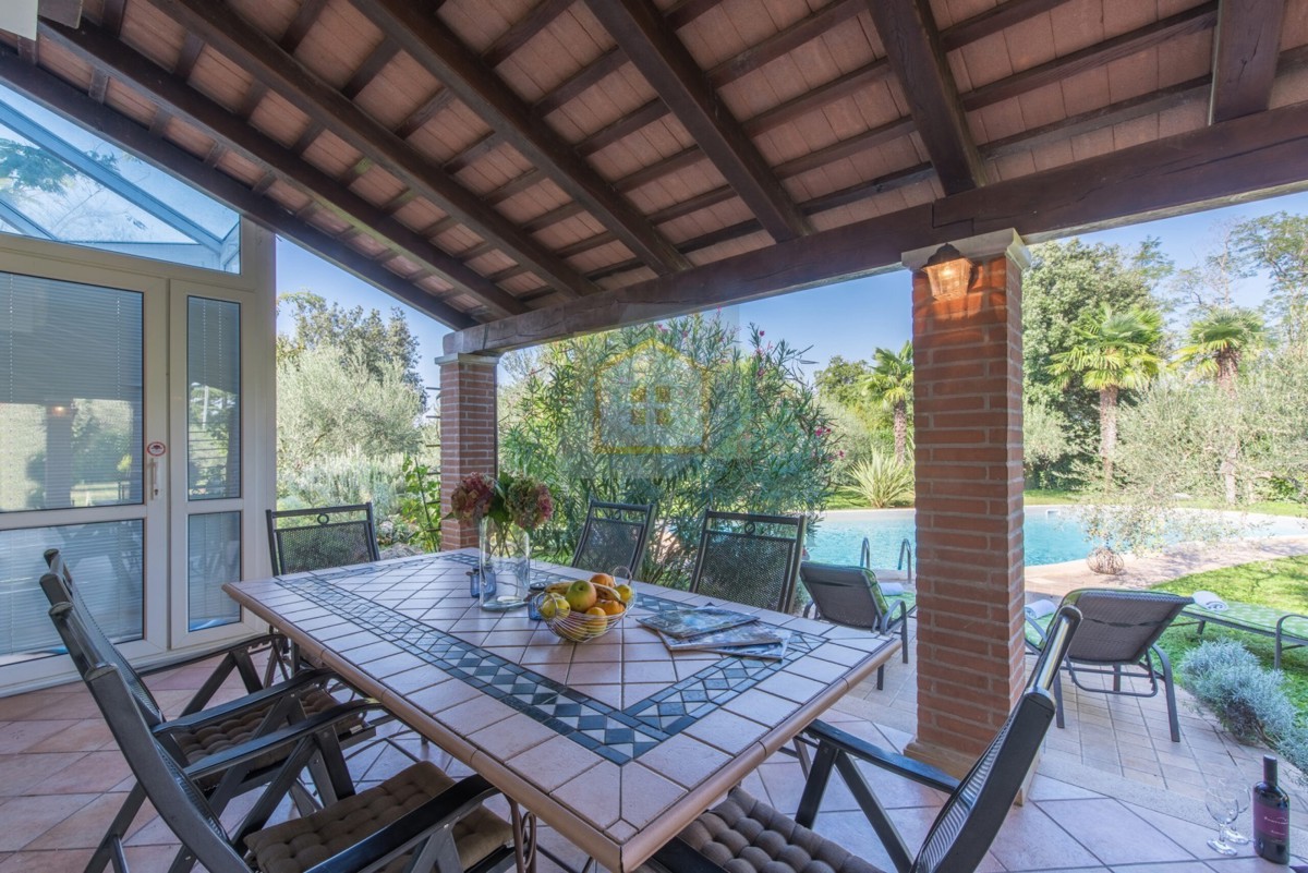 Poreč, uža okolica, Klasična luksuzna vila na odlični lokaciji, 1 km od morja