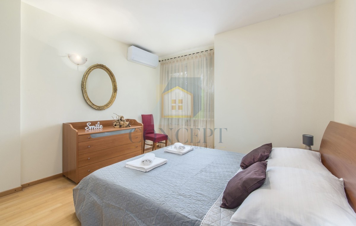 Poreč, uža okolica, Klasična luksuzna vila na odlični lokaciji, 1 km od morja