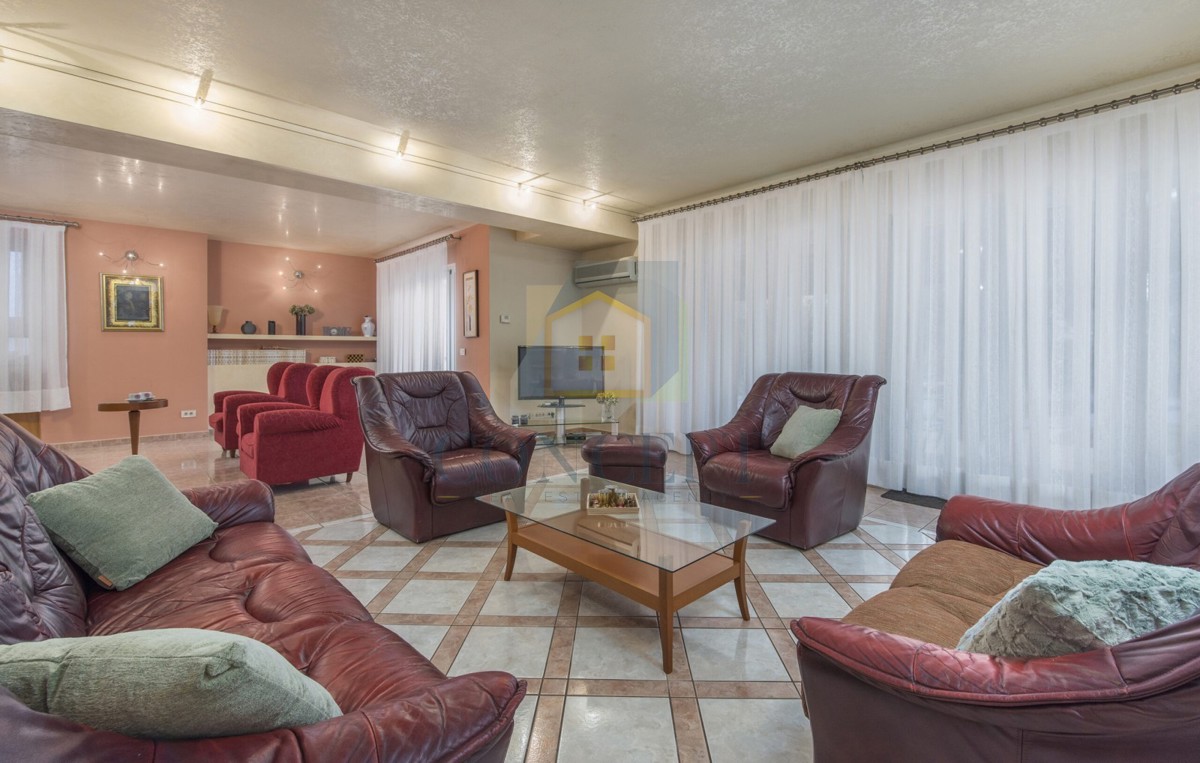 Poreč, uža okolica, Klasična luksuzna vila na odlični lokaciji, 1 km od morja