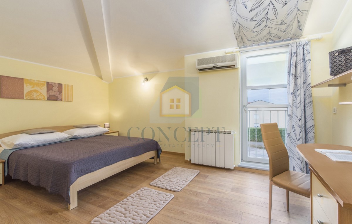 Poreč, uža okolica, Klasična luksuzna vila na odlični lokaciji, 1 km od morja