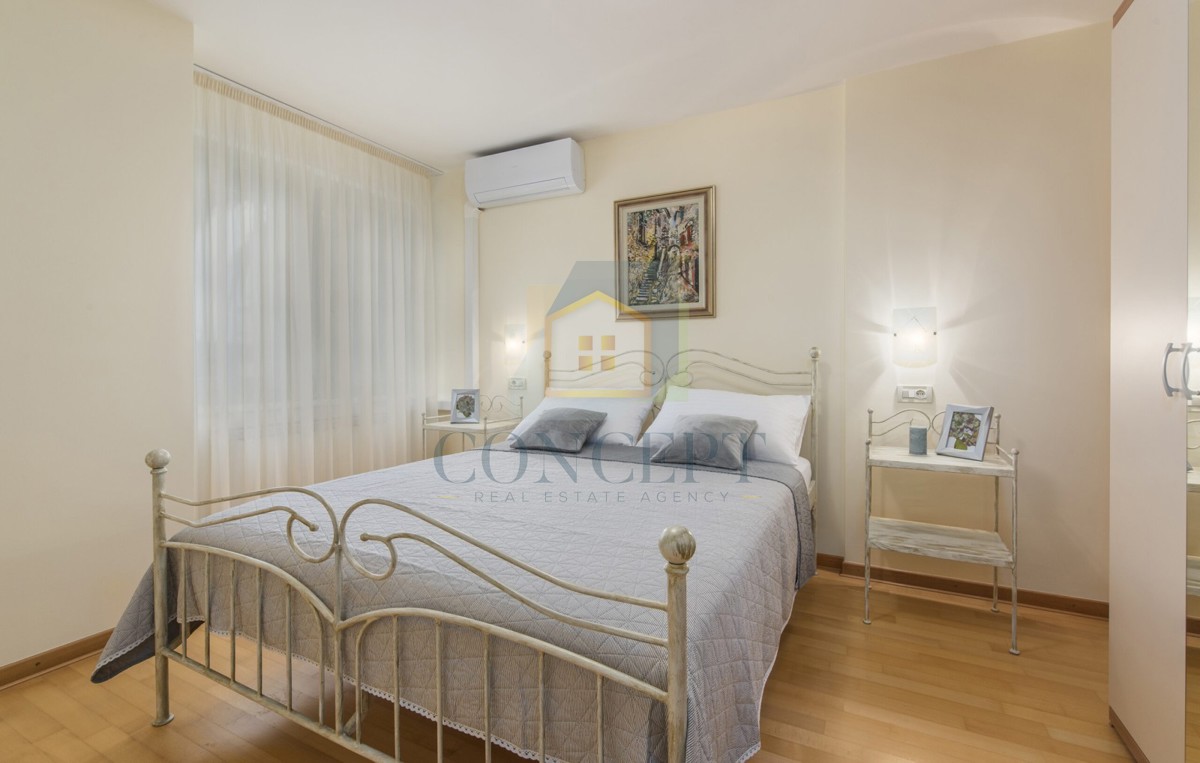 Poreč, uža okolica, Klasična luksuzna vila na odlični lokaciji, 1 km od morja