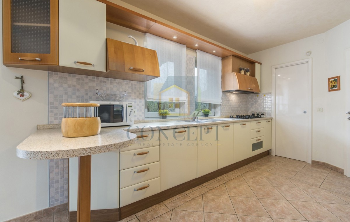 Poreč, uža okolica, Klasična luksuzna vila na odlični lokaciji, 1 km od morja