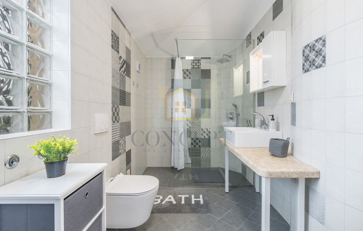 Poreč, uža okolica, Klasična luksuzna vila na odlični lokaciji, 1 km od morja