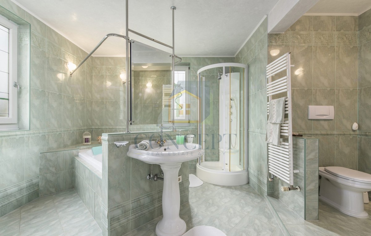 Poreč, uža okolica, Klasična luksuzna vila na odlični lokaciji, 1 km od morja