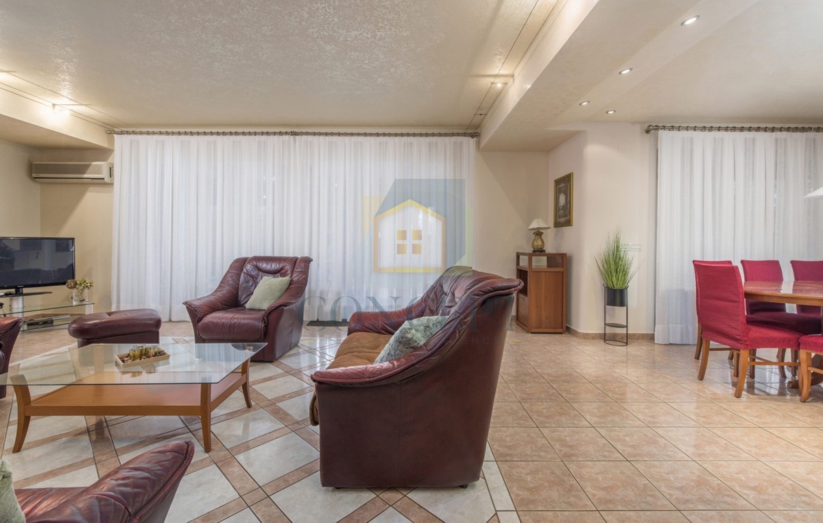 Poreč, uža okolica, Klasična luksuzna vila na odlični lokaciji, 1 km od morja