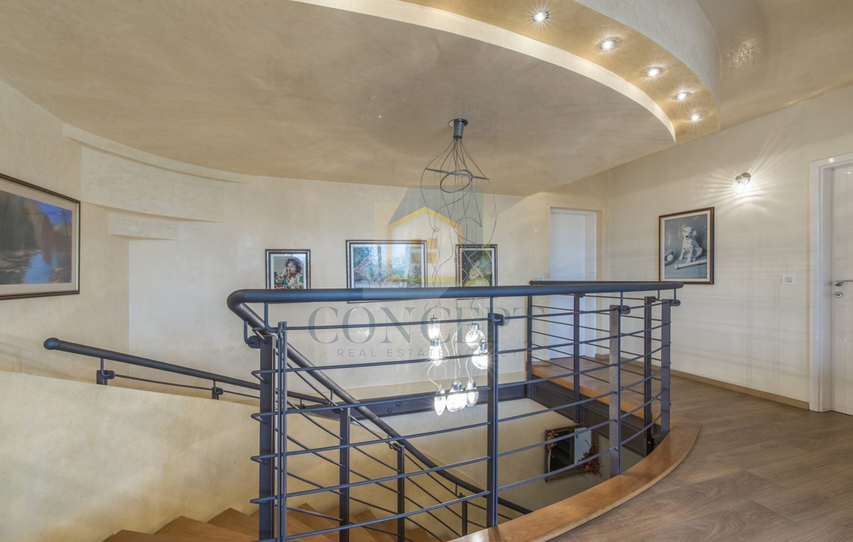 Poreč, uža okolica, Klasična luksuzna vila na odlični lokaciji, 1 km od morja