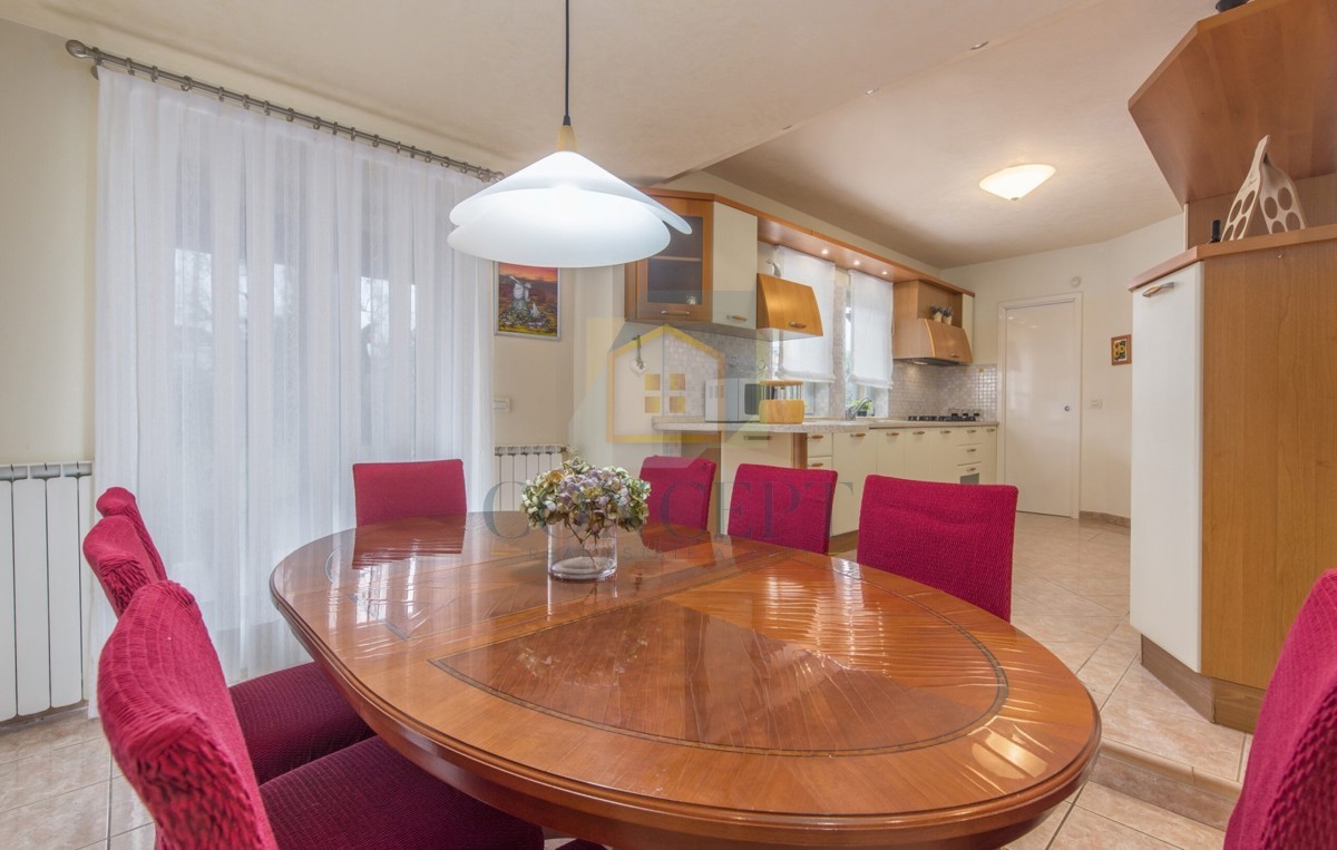 Poreč, uža okolica, Klasična luksuzna vila na odlični lokaciji, 1 km od morja