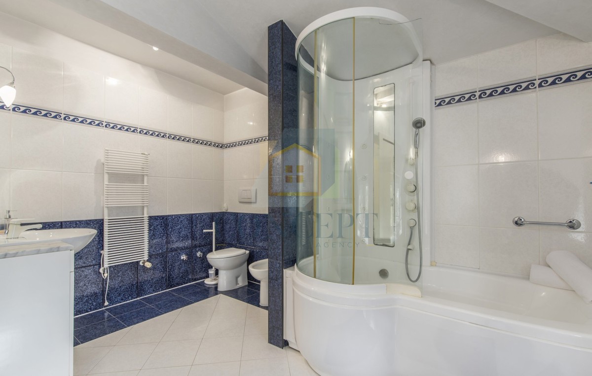 Poreč, uža okolica, Klasična luksuzna vila na odlični lokaciji, 1 km od morja