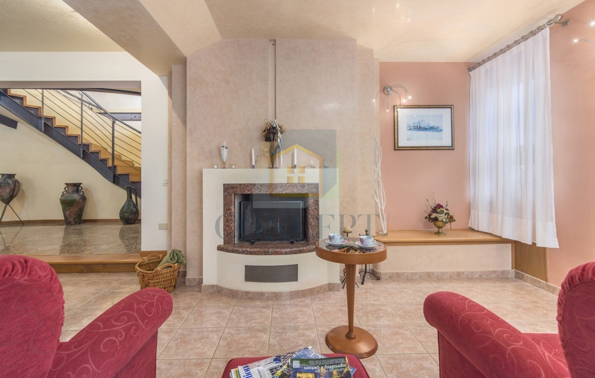 Poreč, uža okolica, Klasična luksuzna vila na odlični lokaciji, 1 km od morja