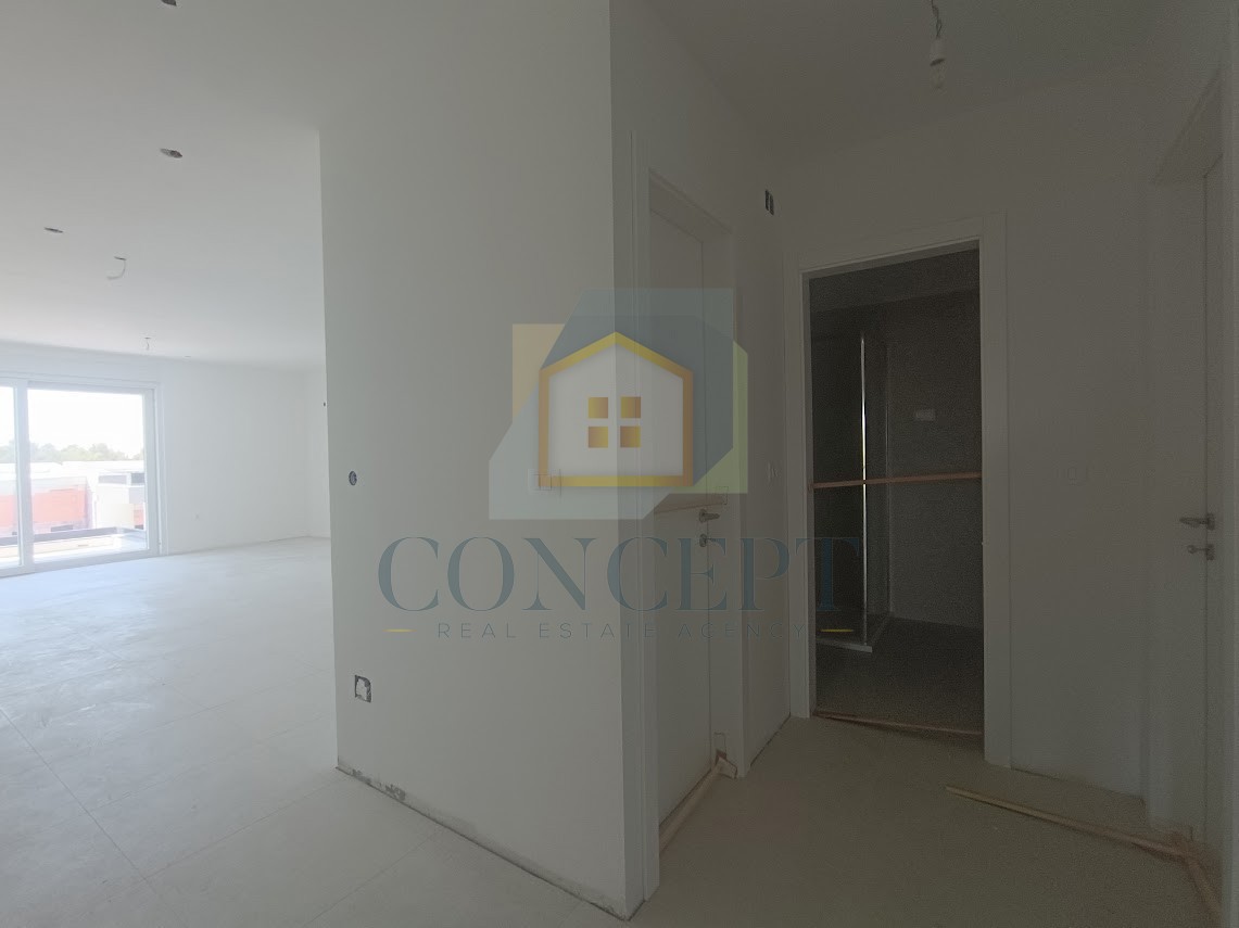 Poreč, okolica, luksuzni stan v 1. nadstropju novogradnje, 1300 m od morja