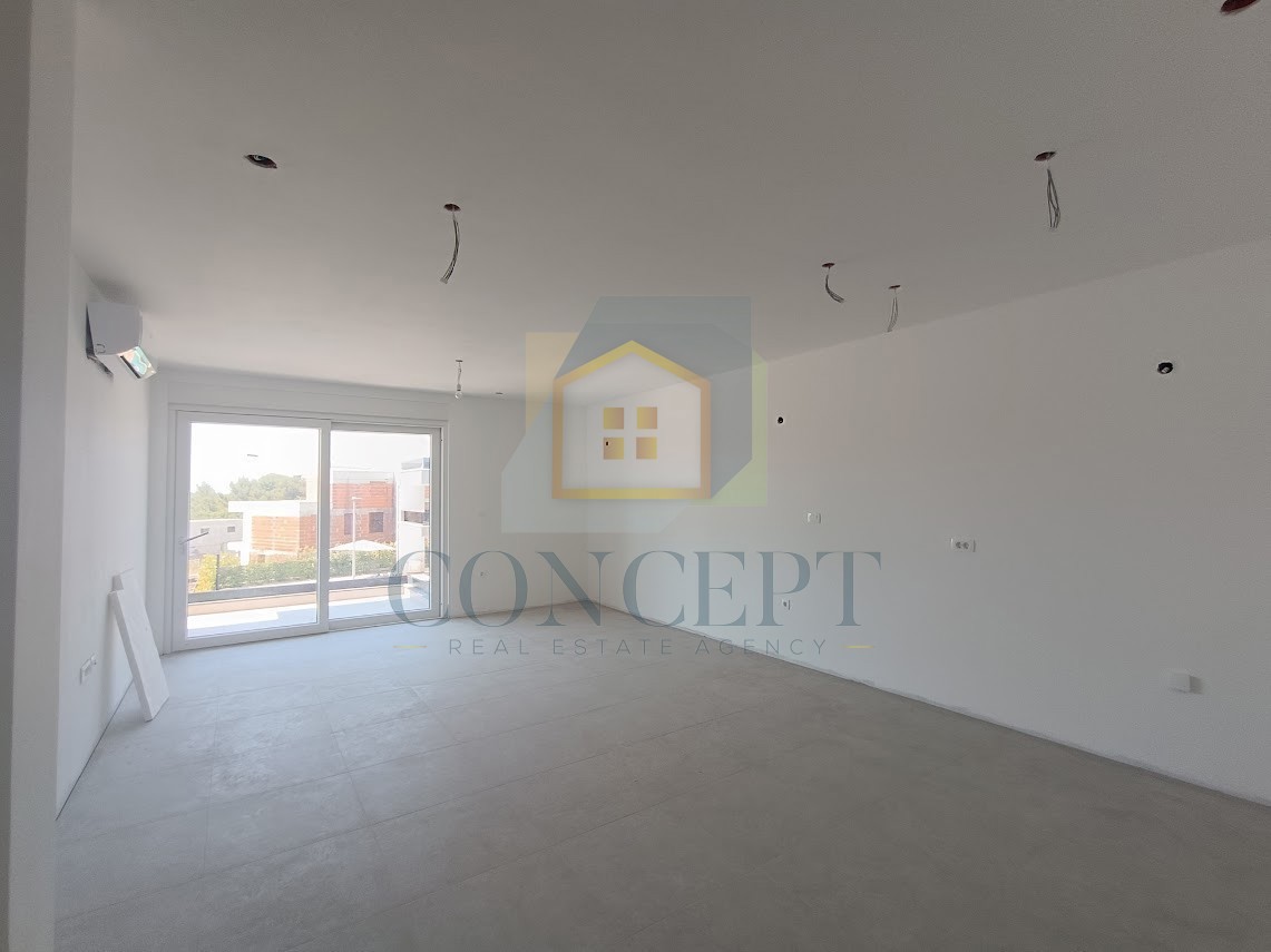 Poreč, okolica, luksuzni stan v 1. nadstropju novogradnje, 1300 m od morja