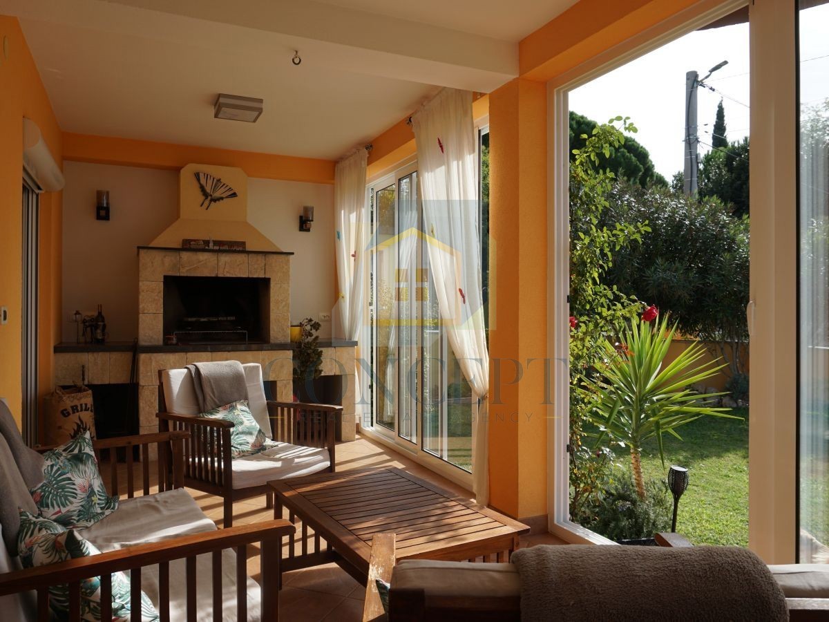 Poreč, okolica, družinska hiša s bazenom in pogledom na morje, 12 km od morja