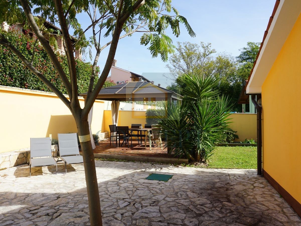 Poreč, okolica, družinska hiša s bazenom in pogledom na morje, 12 km od morja