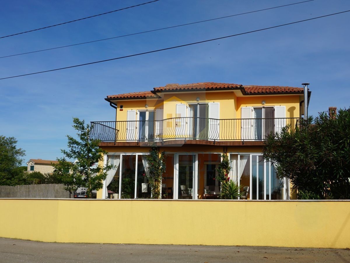 Poreč, okolica, družinska hiša s bazenom in pogledom na morje, 12 km od morja