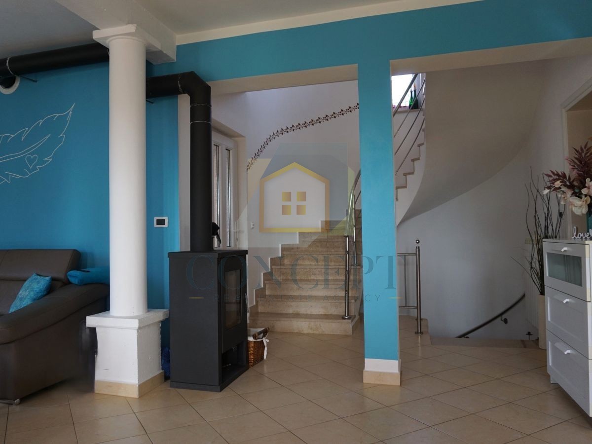 Poreč, okolica, družinska hiša s bazenom in pogledom na morje, 12 km od morja