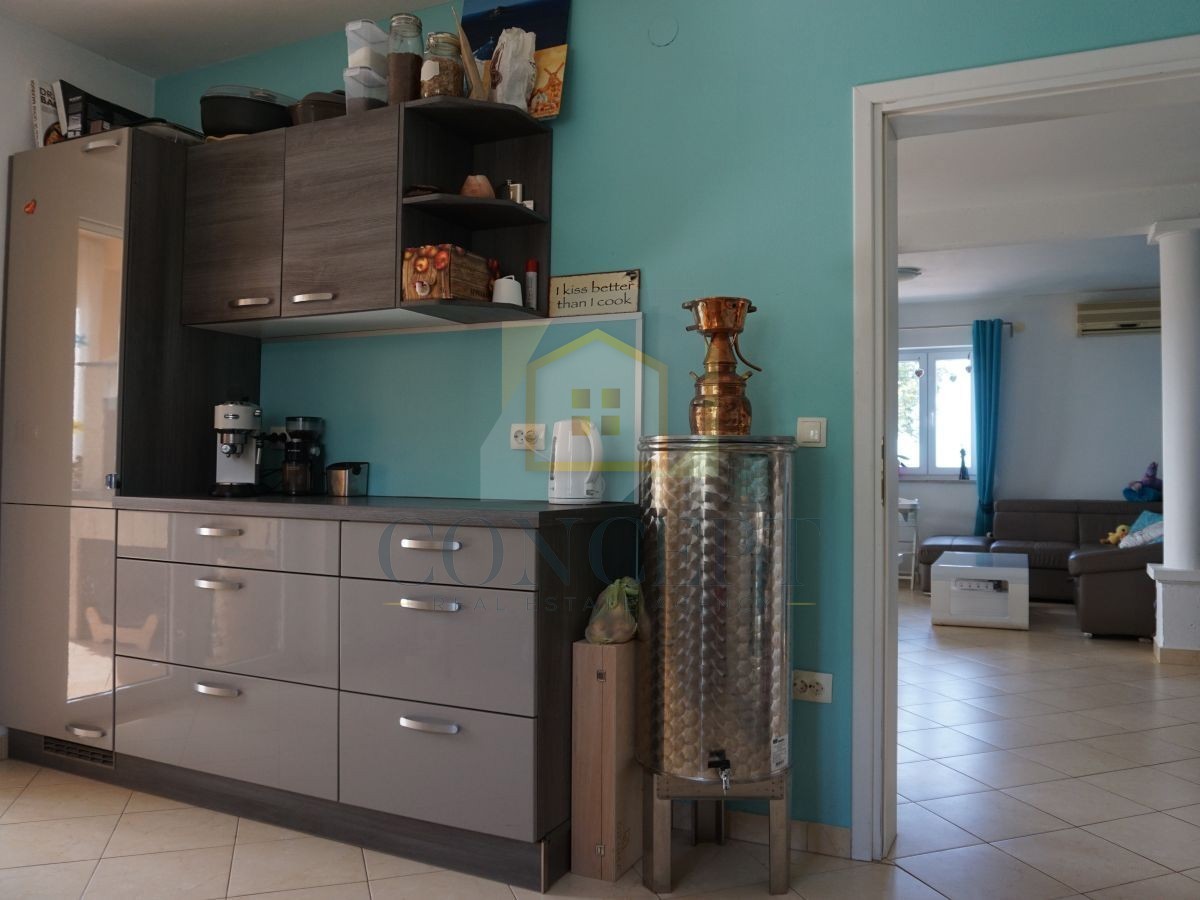 Poreč, okolica, družinska hiša s bazenom in pogledom na morje, 12 km od morja