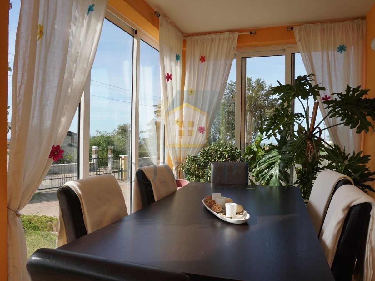 Poreč, okolica, družinska hiša s bazenom in pogledom na morje, 12 km od morja