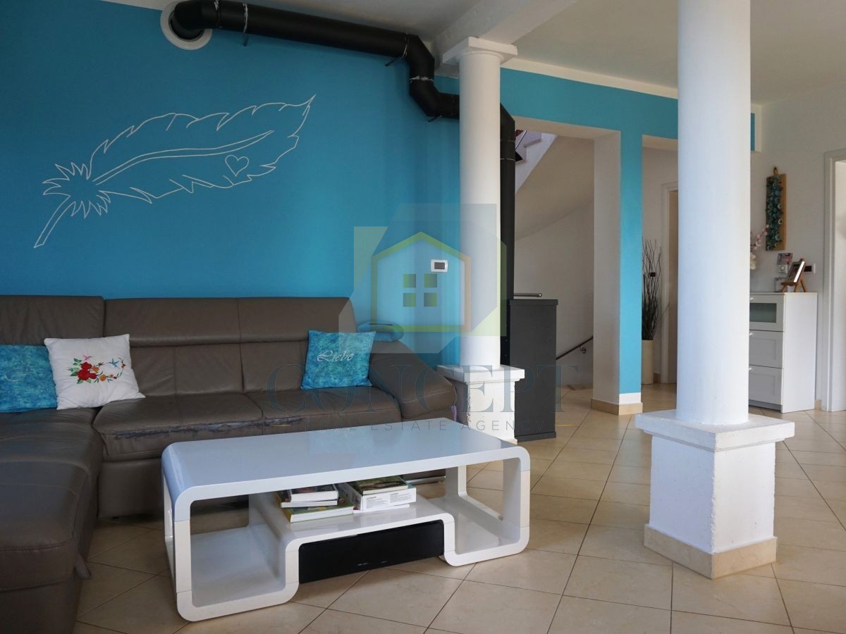 Poreč, okolica, družinska hiša s bazenom in pogledom na morje, 12 km od morja