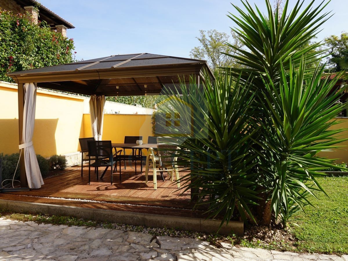 Poreč, okolica, družinska hiša s bazenom in pogledom na morje, 12 km od morja