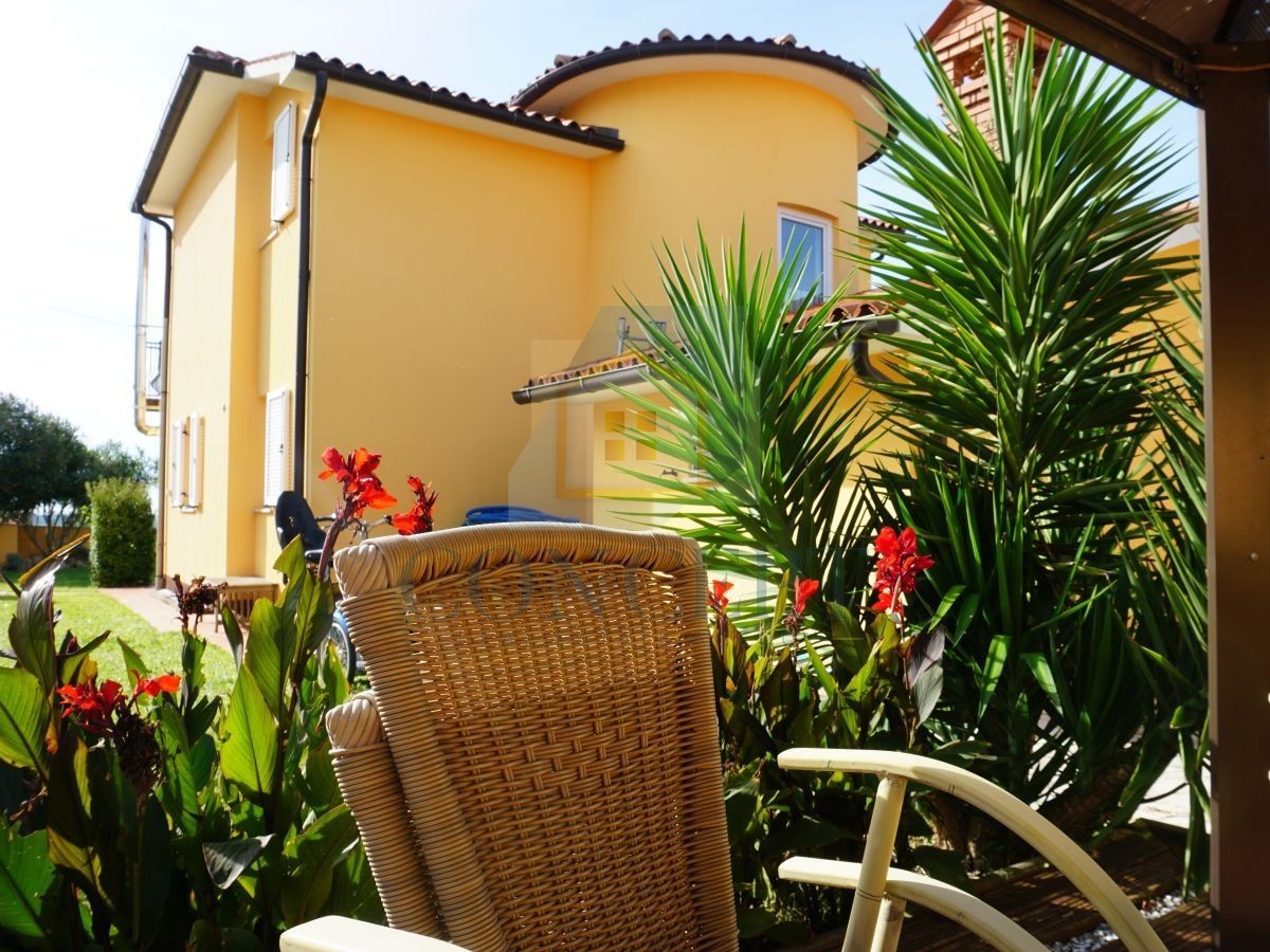 Poreč, okolica, družinska hiša s bazenom in pogledom na morje, 12 km od morja