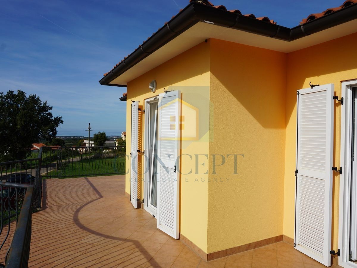 Poreč, okolica, družinska hiša s bazenom in pogledom na morje, 12 km od morja