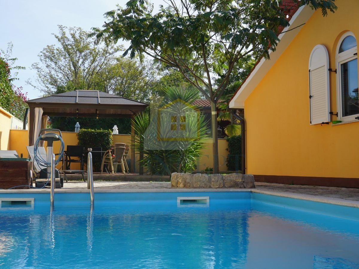 Poreč, okolica, družinska hiša s bazenom in pogledom na morje, 12 km od morja