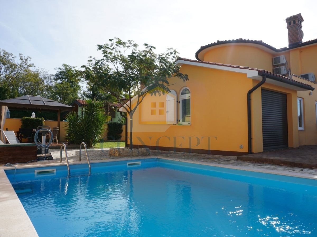 Poreč, okolica, družinska hiša s bazenom in pogledom na morje, 12 km od morja