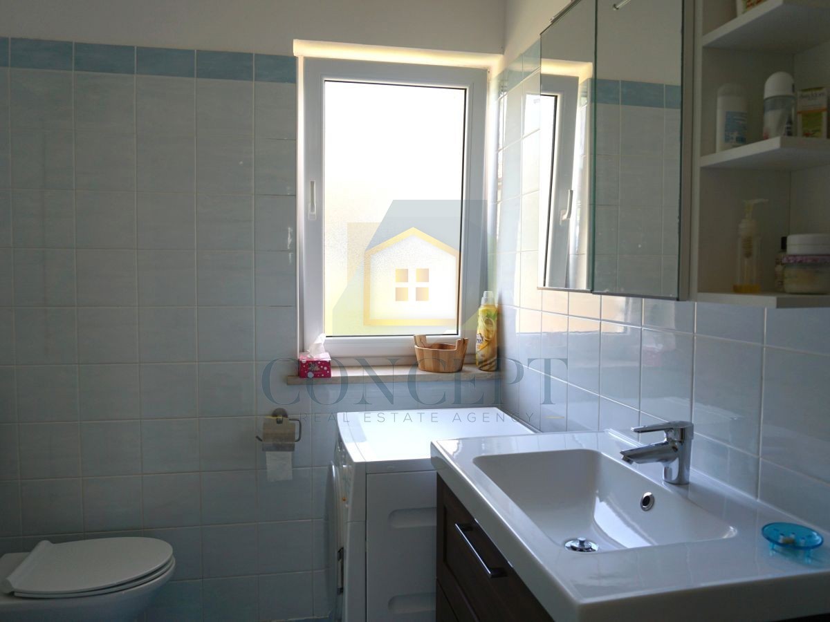 Poreč, okolica, družinska hiša s bazenom in pogledom na morje, 12 km od morja