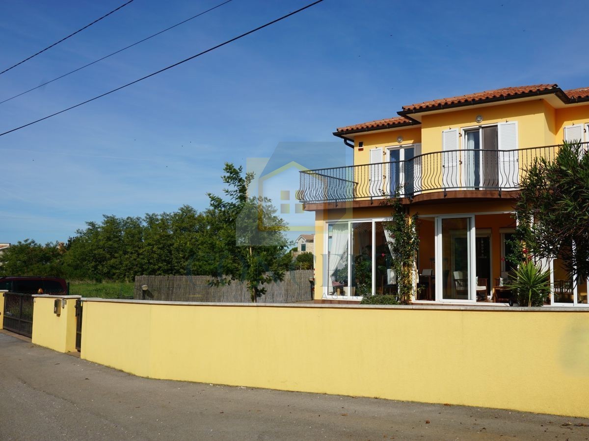 Poreč, okolica, družinska hiša s bazenom in pogledom na morje, 12 km od morja