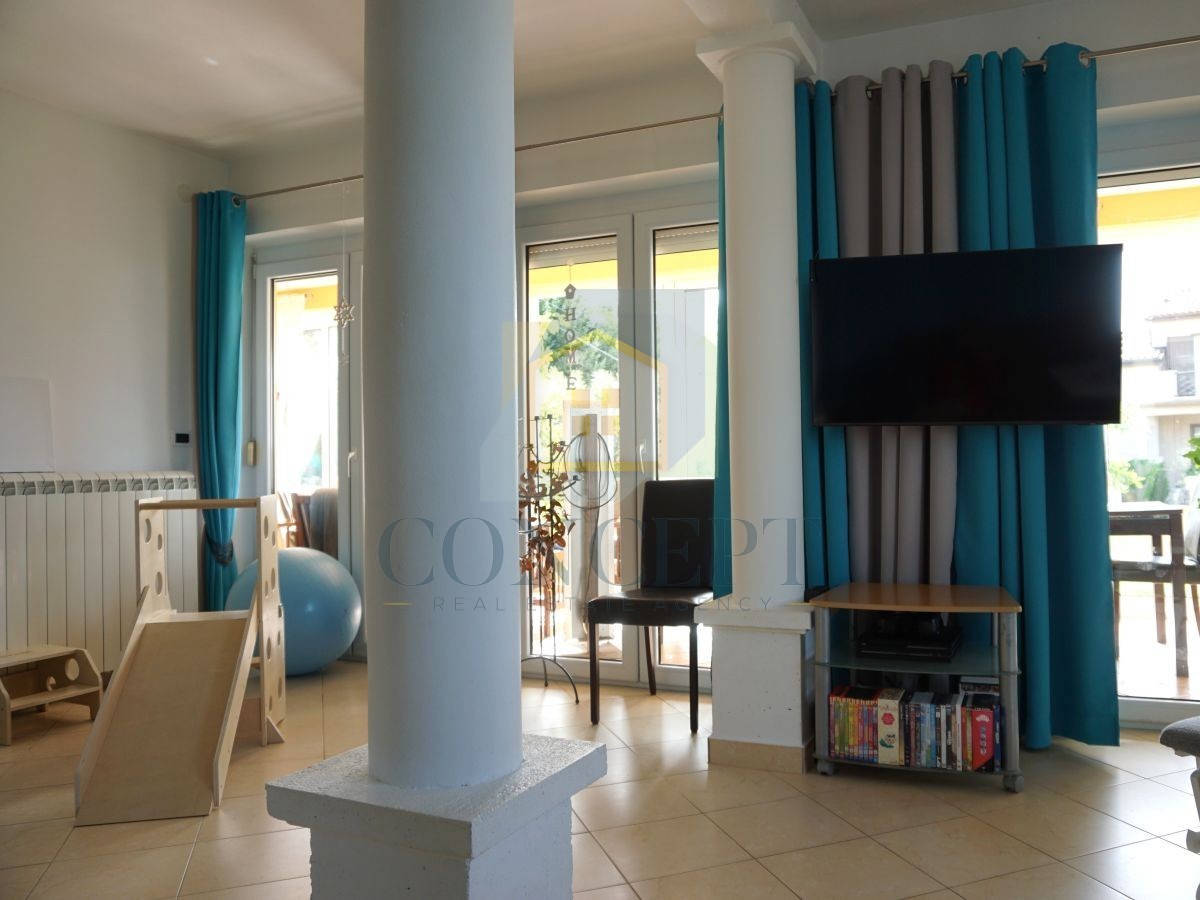 Poreč, okolica, družinska hiša s bazenom in pogledom na morje, 12 km od morja