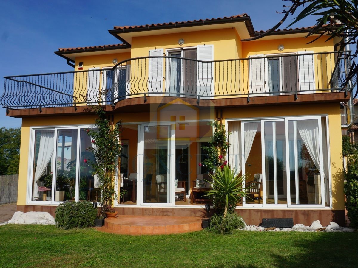 Poreč, okolica, družinska hiša s bazenom in pogledom na morje, 12 km od morja