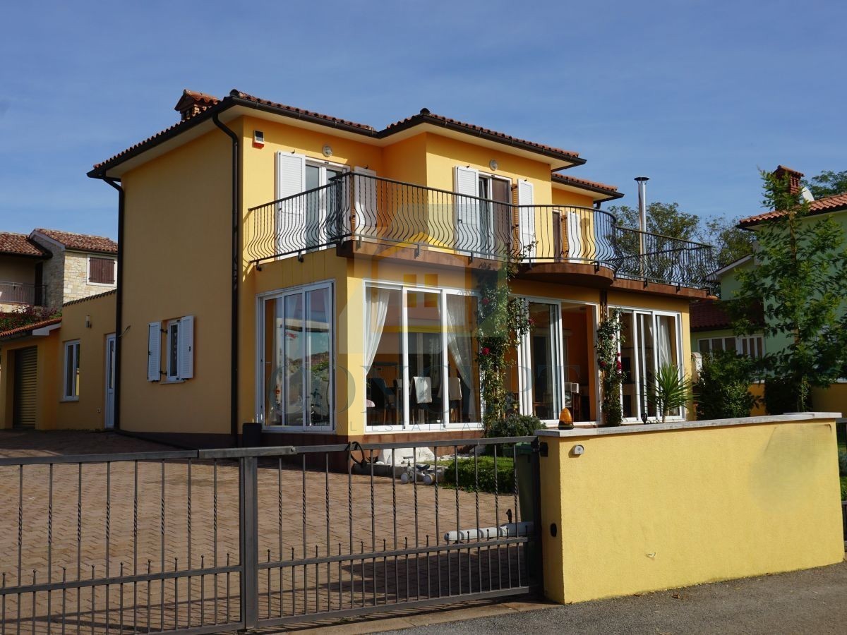 Poreč, okolica, družinska hiša s bazenom in pogledom na morje, 12 km od morja