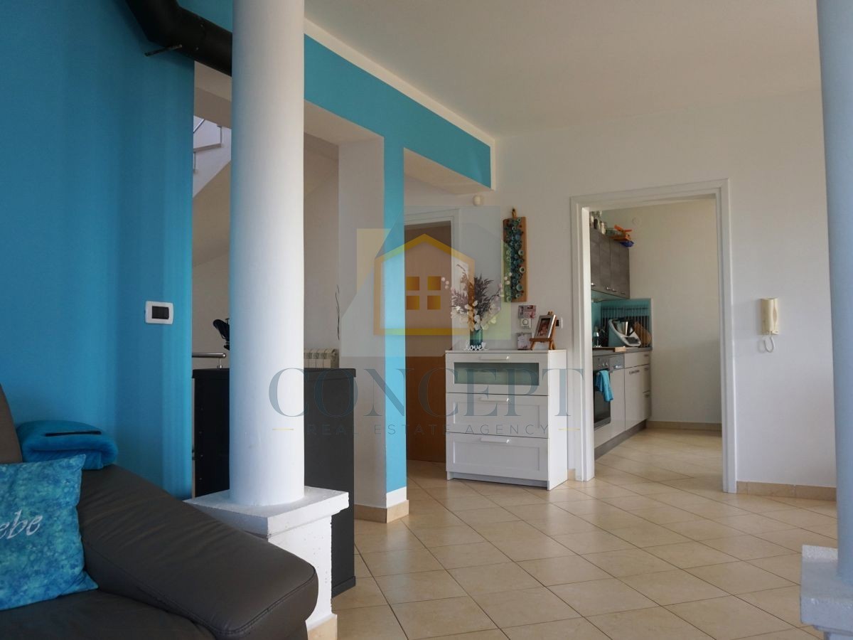 Poreč, okolica, družinska hiša s bazenom in pogledom na morje, 12 km od morja