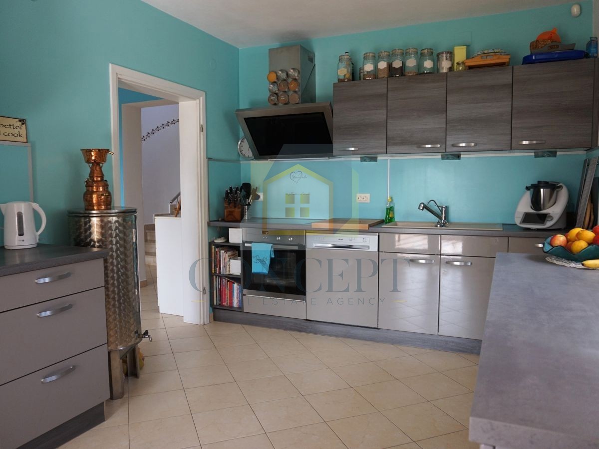 Poreč, okolica, družinska hiša s bazenom in pogledom na morje, 12 km od morja