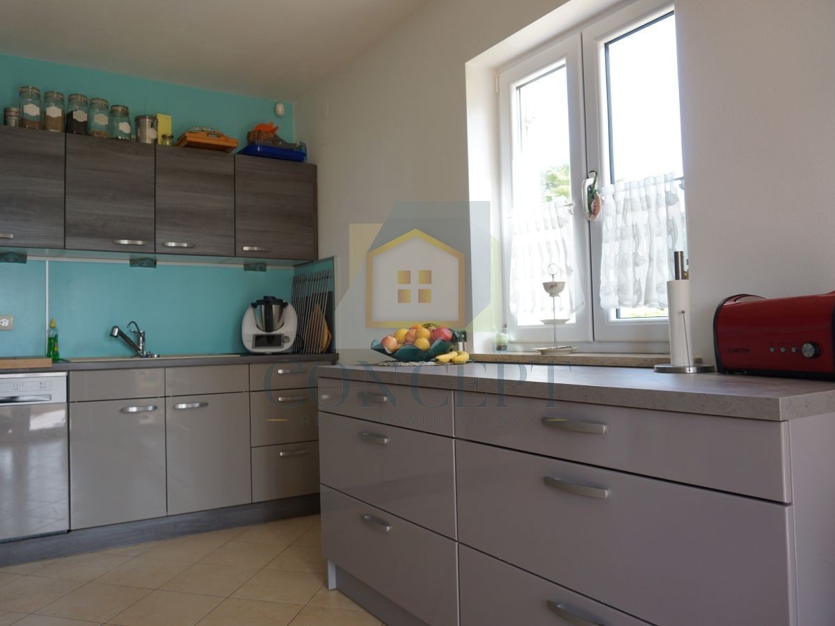 Poreč, okolica, družinska hiša s bazenom in pogledom na morje, 12 km od morja