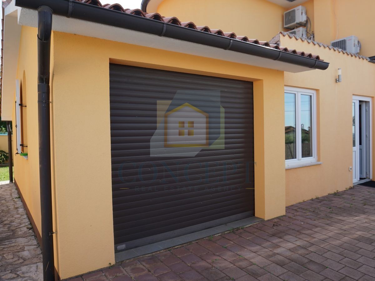 Poreč, okolica, družinska hiša s bazenom in pogledom na morje, 12 km od morja