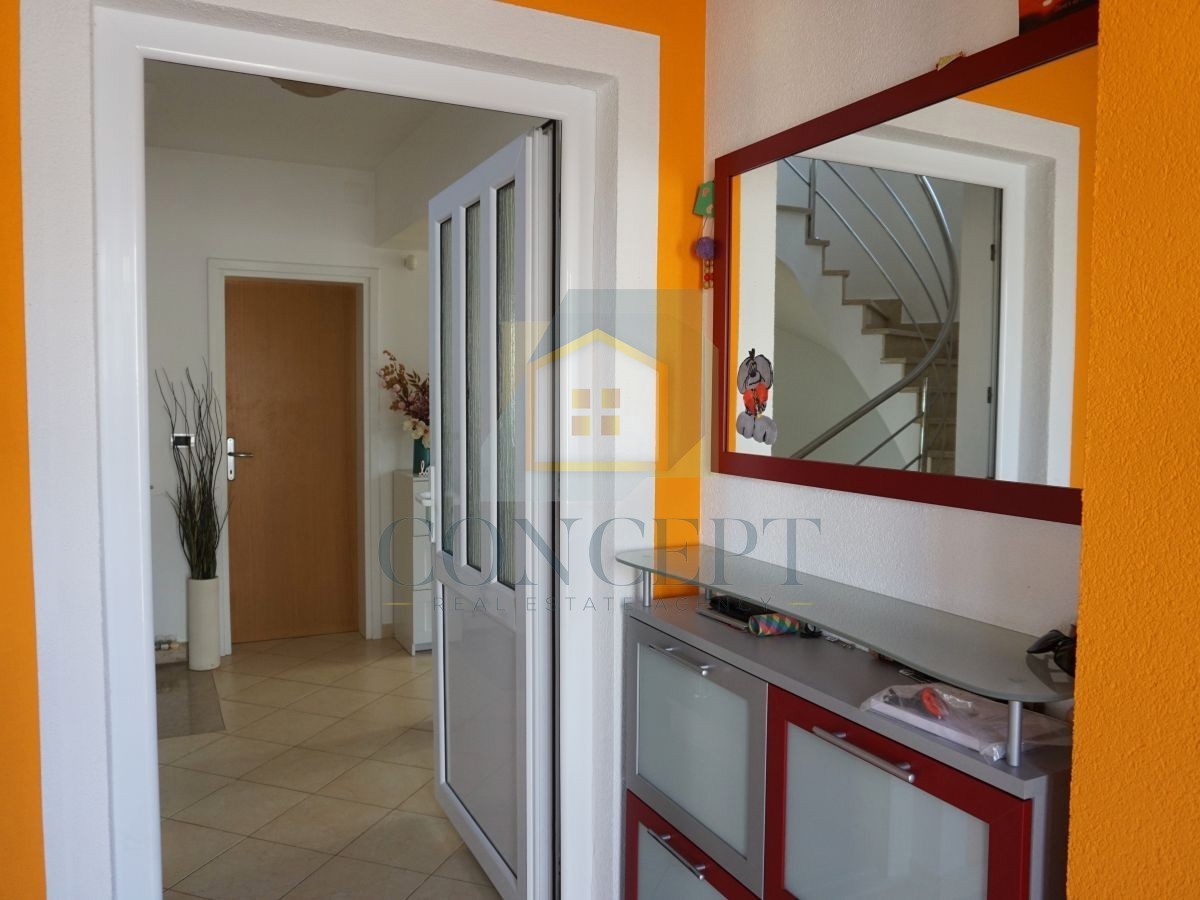 Poreč, okolica, družinska hiša s bazenom in pogledom na morje, 12 km od morja