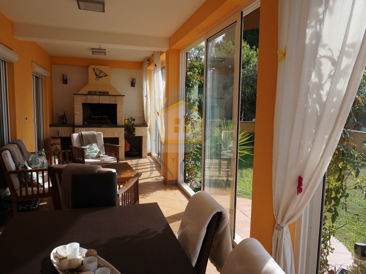 Poreč, okolica, družinska hiša s bazenom in pogledom na morje, 12 km od morja