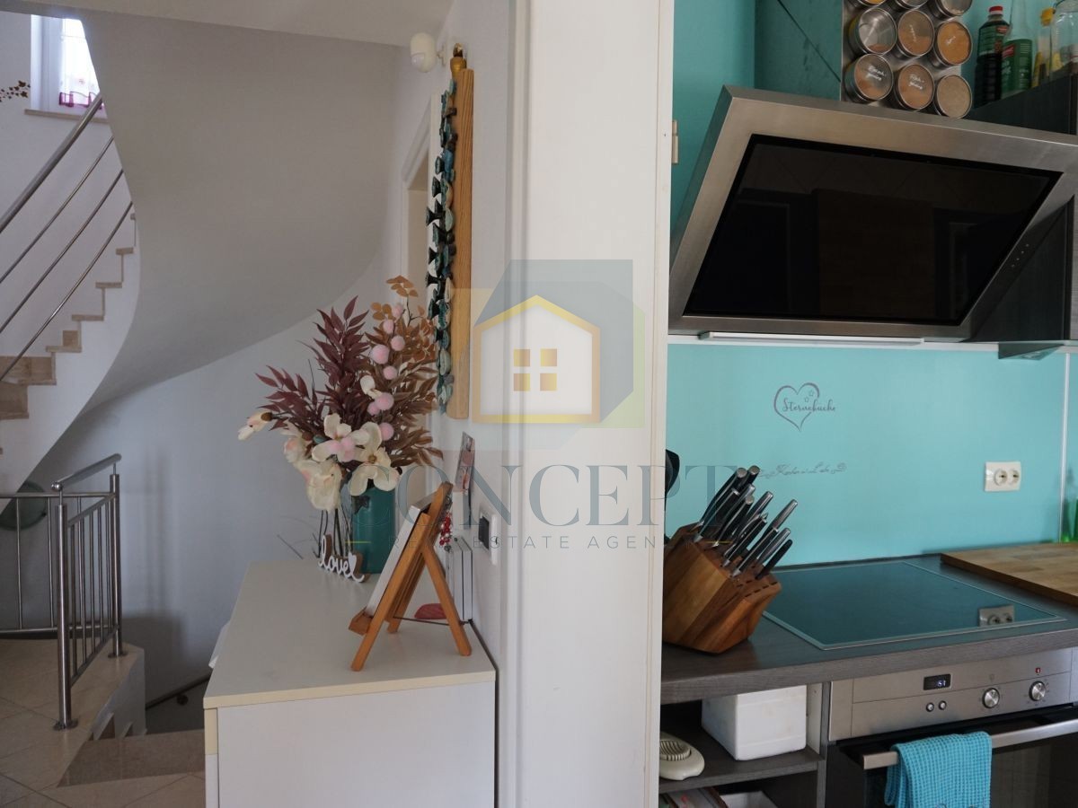 Poreč, okolica, družinska hiša s bazenom in pogledom na morje, 12 km od morja