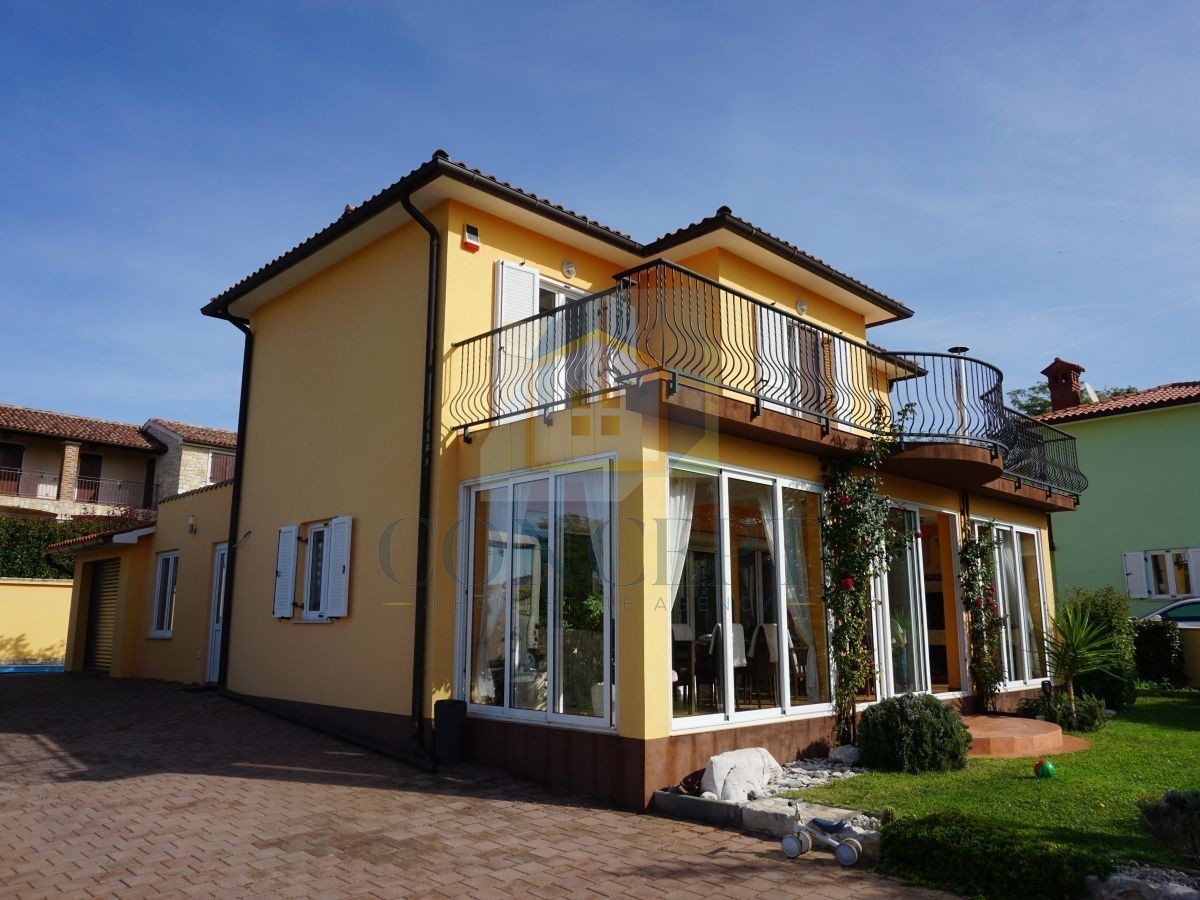 Poreč, okolica, družinska hiša s bazenom in pogledom na morje, 12 km od morja