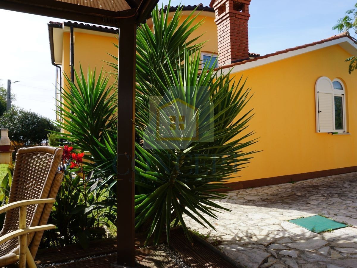 Poreč, okolica, družinska hiša s bazenom in pogledom na morje, 12 km od morja